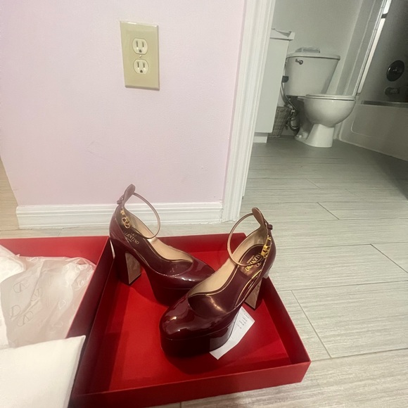 Tan-Go patent leather platform pumps in white - Valentino  36 Valentino tango pump patent